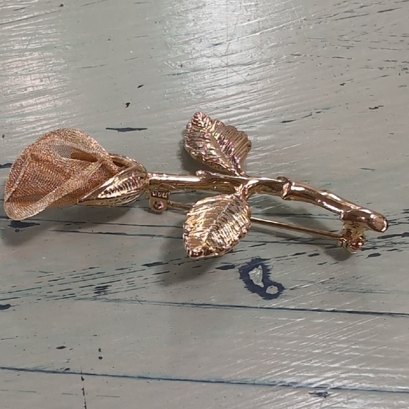 AAI | Vintage Gold Toned Rose Stem Brooch with Mesh Petal Detailing 2" - Picture 2 of 10